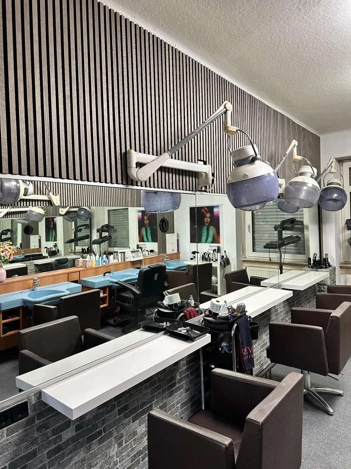 Bedienplätze mit Spiegeln im Friseursalon Neda’s Hair Design