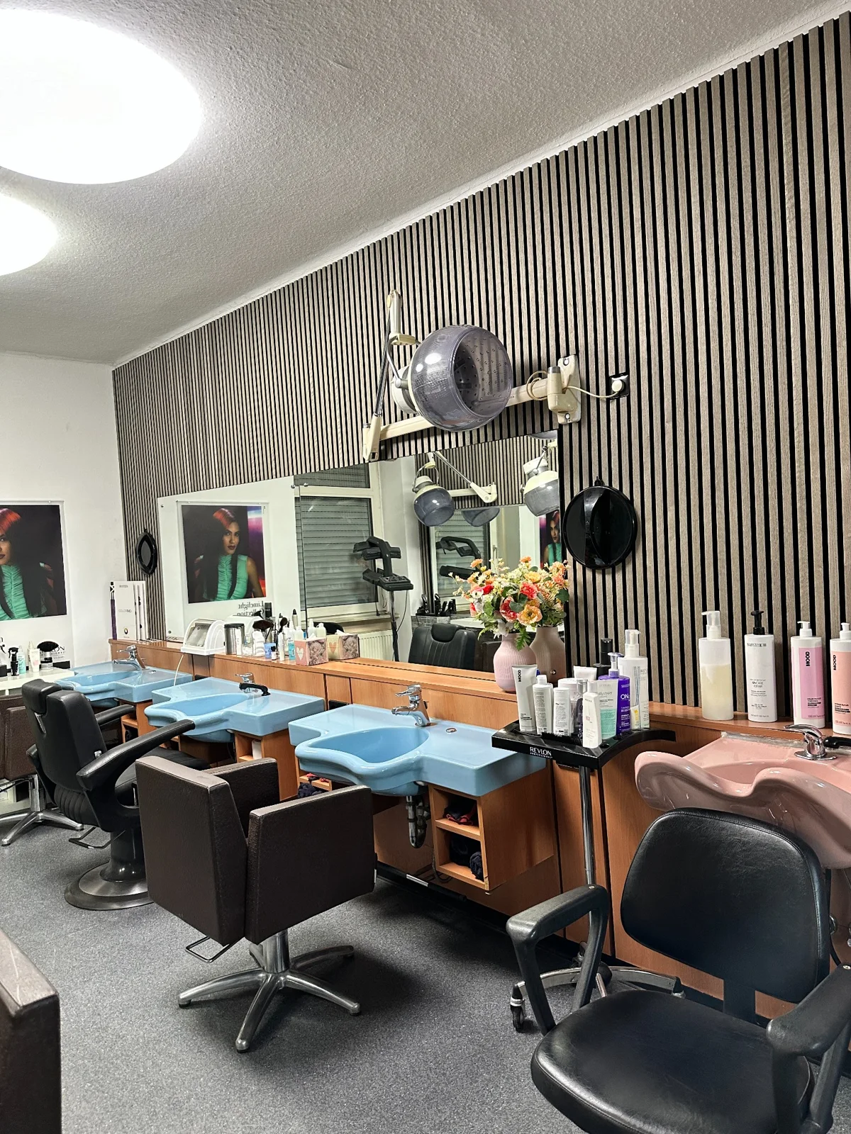 Salonbereich mit Haarwaschplätzen bei Neda’s Hair Design